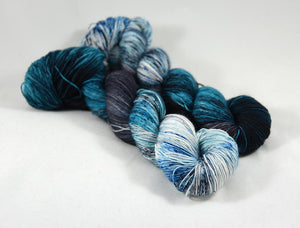 Destination Yarn Bulky Weight Yarn Castle Black - Wardrobe Trunk